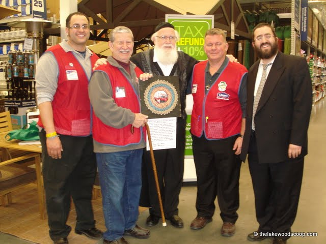 Chai Lifeline Presents Lowe s With A Unique Plaque The Lakewood Scoop